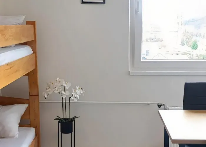 Renovated For Four شقة